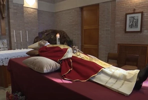 Ciało Benedykta XVI wystawiono w kaplicy w watykańskich ogrodach