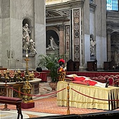 Watykan: w bazylice św. Piotra można oddać hołd Benedyktowi XVI