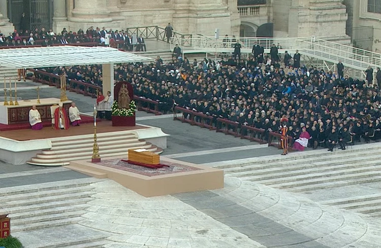 Watykan: trwa Msza św. pogrzebowa papieża seniora Benedykta XVI