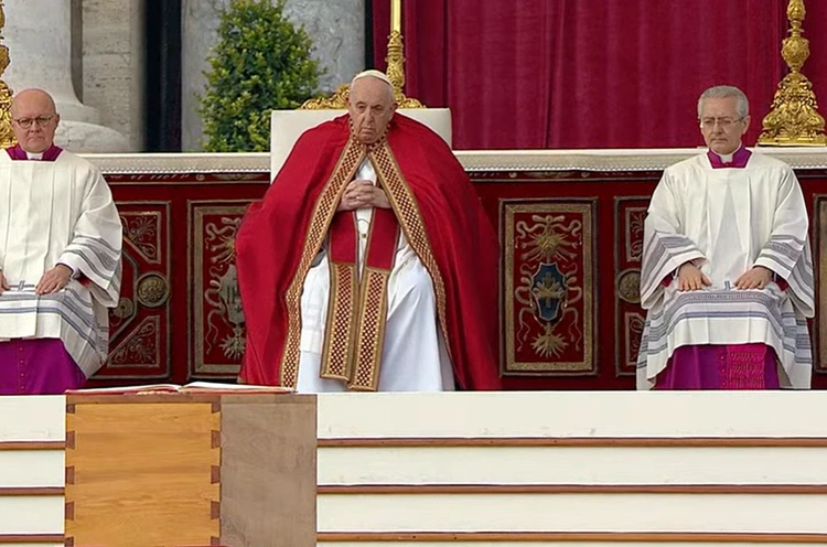 Franciszek na pogrzebie papieża seniora: Benedykcie, niech twoja radość będzie doskonała!
