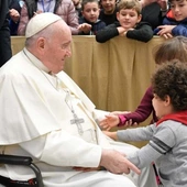 Papież do dzieci i młodzieży: uśmiech to kwiat rozkwitający w cieple miłości