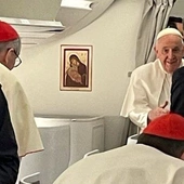 Papież na pokładzie samolotu do Afryki