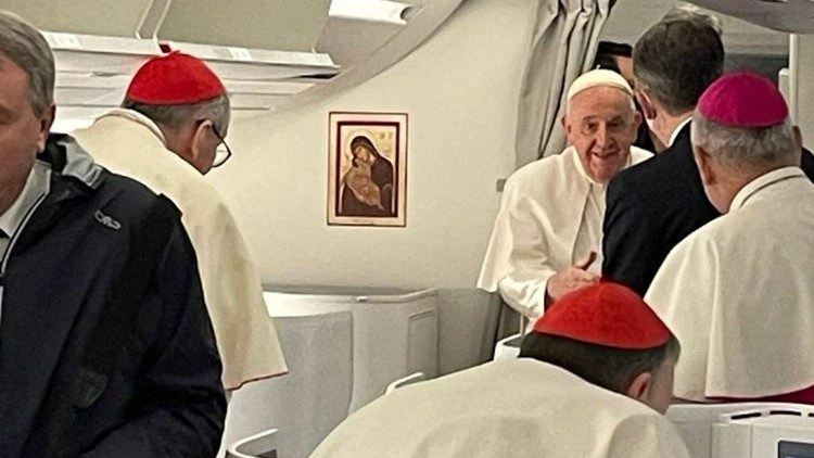 Papież na pokładzie samolotu do Afryki