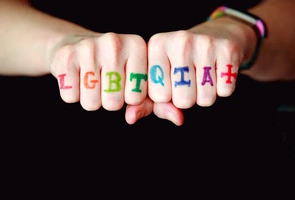 „Nauka mówi, że są dwie płcie”. Nauczyciel zawieszony za głoszenie prawdy biologicznej o dyktaturze LGBT