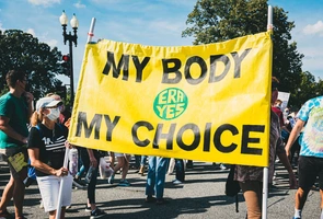 Gubernator Minnesoty podpisał ustawę legalizującą aborcję przez cały okres ciąży