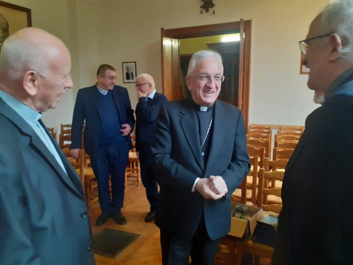 Abp Migliore w Paryżu na spotkaniu opłatkowym z księżmi PMK dekanatu paryskiego