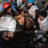 Turcja: po niemal 150 godzinach od trzęsienia ziemi ratownicy wciąż wyciągają spod gruzów żywe niemowlęta i dzieci