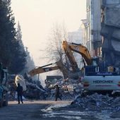 Turcja: osiem dni po trzęsieniu ziemi spod gruzów nadal wydobywani są żywi ludzie