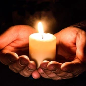 Modlitwa za zmarłych – dlaczego warto ją praktykować?