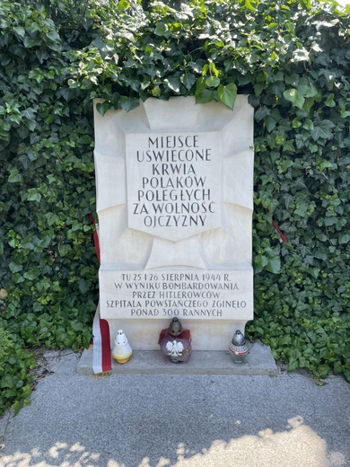 Fundacja PGE udostępnia bazę ponad 3100 ofiar upamiętnionych Tablicami Tchorka w Warszawie