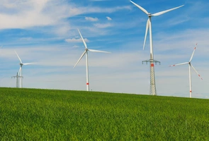 Rekordowa produkcja energii z wiatru, słońca i wody - PGE prowadzi w zielonej zmianie