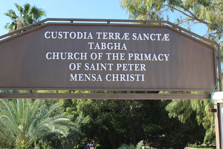 Mensa Christi - Kościół Prymatu św. Piotra nad Jeziorem Galilejskim