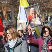„Bronimy papieża, który jest dla nas wzorem”. Ulicami Nowego Targu przeszedł marsz w obronie dobrego imienia Jana Pawła II