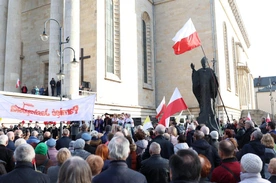 „Jan Paweł II był, jest i pozostanie dla nas wielkim świętym”. W Katowicach odbyła się manifestacja sprzeciwu wobec ataków na świętość papieża