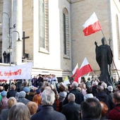 „Jan Paweł II był, jest i pozostanie dla nas wielkim świętym”. W Katowicach odbyła się manifestacja sprzeciwu wobec ataków na świętość papieża