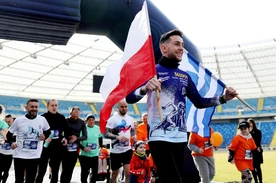 85 maratonów w 90 dni. Tomasz Sobania biegnie do Grecji, wspierając zbiórkę dla osób z niepełnosprawnością ruchową