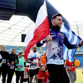 85 maratonów w 90 dni. Tomasz Sobania biegnie do Grecji, wspierając zbiórkę dla osób z niepełnosprawnością ruchową
