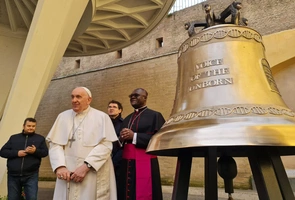 Franciszek poświęcił kolejny dzwon „Głos Nienarodzonych". „Iskra z Polski trafi do Zambii"