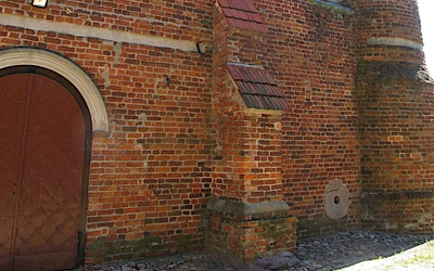 Skąd w murach średniowiecznych kościołów wzięły się kamienie młyńskie? Zagadka ma kilka możliwych rozwiązań
