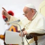 Kłopoty kardiologiczne prawdopodobną przyczyną nagłej wizyty papieża w szpitalu