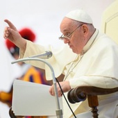 Kłopoty kardiologiczne prawdopodobną przyczyną nagłej wizyty papieża w szpitalu