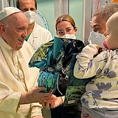Papież ochrzcił w szpitalu kilkutygodniowego chłopczyka, Miguela Angela