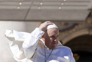 Papież opuścił szpital i wraca do Watykanu