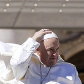 Papież opuścił szpital i wraca do Watykanu