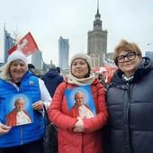 Polacy wyszli na ulice. Za co są wdzięczni św. Janowi Pawłowi II?