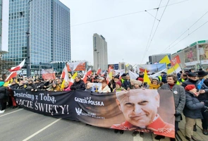 „Ty nas obudziłeś! My Cię obronimy" Narodowy Marsz Papieski wyruszył z ronda Dmowskiego w Warszawie
