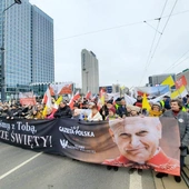 „Ty nas obudziłeś! My Cię obronimy" Narodowy Marsz Papieski wyruszył z ronda Dmowskiego w Warszawie