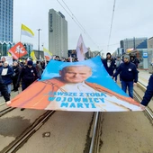 „Janie Pawle II, jesteśmy z Tobą!” Tysiące osób na marszu w Warszawie  