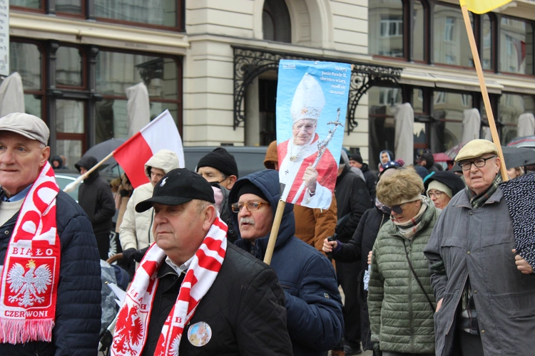 Galeria: Narodowy Marsz Papieski przeszedł ulicami Warszawy 