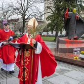 Abp Ryś o dewastacji pomnika papieskiego: Jan Paweł II pomodliłby się za sprawców
