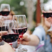 Naukowcy ostrzegają: alkohol w nadmiarze wywołuje w mózgu „błędne koło”