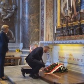 Para prezydencka złożyła kwiaty przy grobie św. Jana Pawła II