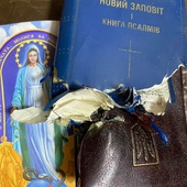 Obrońca Ukrainy przeżył dzięki... Pismu Świętemu w torbie!
