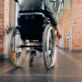 Pokonywanie barier architektonicznych przez osoby niepełnosprawne