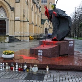 Łódź: radni KO i Nowej Lewicy przeciw wprowadzeniu uchwały potępiającej zniszczenie pomnika św. Jana Pawła II