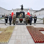 Przed Pałacem Prezydenckim odbył się apel pamięci w rocznicę katastrofy smoleńskiej