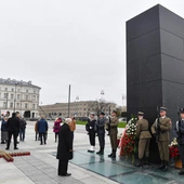 Przedstawiciele władz złożyli wieńce przed pomnikami Lecha Kaczyńskiego oraz Ofiar Tragedii Smoleńskiej