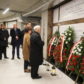 Premier, marszałek Sejmu, szef MON i prezes PiS odwiedzili groby ofiar katastrofy smoleńskiej