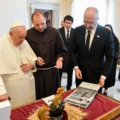 Zdjęcia z Buczy w albumie dla papieża. „Dobitnie ukazują nienawiść agresora”