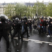 Francja: 2,3 mln demonstrantów w całym kraju, w Paryżu koktajlem Mołotowa podpalony policjant