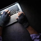 Cieszyński: Hakerzy w trakcie ataku zmienili cel – zamiast stron rządowych zablokowali strony mediów