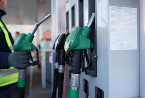 Po wielu tygodniach spadków na stacjach mogą pojawić się pierwsze podwyżki cen paliw