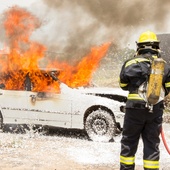 W ciągu ponad trzech lat doszło do 64 pożarów aut hybrydowych i elektrycznych