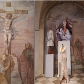 „Świętokradztwo i profanacja” – w krypcie kościoła zaprezentowano wystawę mody damskiej