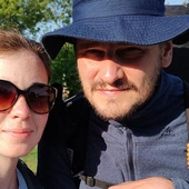 Mariusz i Eliza Piotrowscy wyruszyli pieszo do Neapolu. 2300 km ofiarują w intencji obrony życia w Polsce