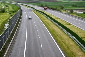 Sejm za ustawą znoszącą opłaty autostradowe i zakazującą wyprzedzania się ciężarówek na autostradach